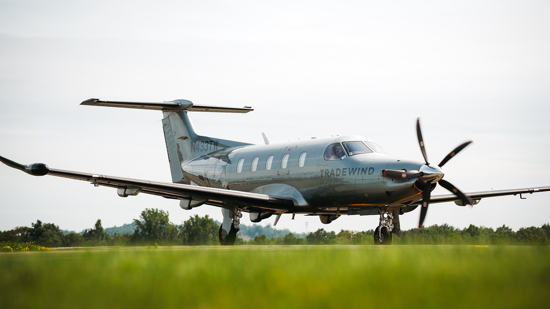 A Tradewind flights from Boston to Nantucket on the runway